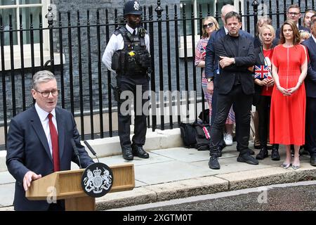 Keir Starmer du Parti travailliste et son épouse Victoria Starmer prononcent un discours à Downing Street après avoir remporté les élections générales de 2024 et être devenu premier ministre Banque D'Images