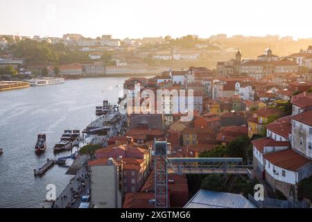 Porto, Portugal - 15 juin 2024 ; Cais da Ribeira, célèbre zone touristique le long de la rivière Banque D'Images