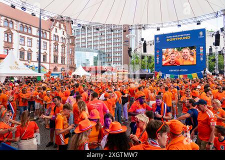 Dortmund, Allemagne. 10 juillet 2024. DORTMUND, ALLEMAGNE - 10 JUILLET : fans et supporters des pays-Bas avant la demi-finale - UEFA EURO 2024 match entre les pays-Bas et l'Angleterre au BVB Stadion Dortmund le 10 juillet 2024 à Dortmund, Allemagne. (Photo de Joris Verwijst/Agence BSR) crédit : Agence BSR/Alamy Live News Banque D'Images