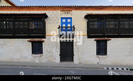 481 Diego Velazquez Maison au coin des rues Calles Francisco Aguilera et Santo Tomas ou Felix Pena, façade au parc Parque Cespedes. Santiago-Cuba Banque D'Images