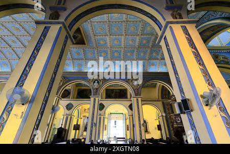 493 vue latérale droite-gauche de la décoration du plafond et de la colonnade séparant les allées à l'intérieur de la cathédrale Nuestra Senora Asuncion. Santiago-Cuba. Banque D'Images