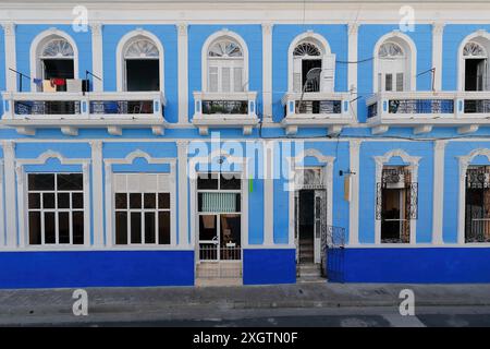 495 façade Azur, bleu clair et blanc d'un bâtiment de style éclectique du début des années 1900 sur la rue General Lacret face à la cathédrale côté est. Santiago-Cuba. Banque D'Images