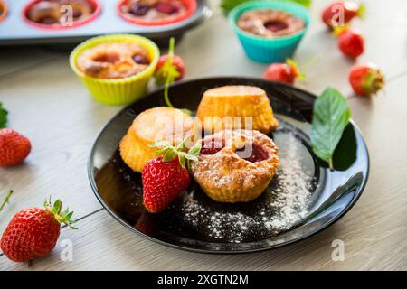 Muffins au lait caillé sucré garnis de fraises Banque D'Images