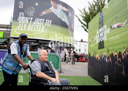 Des membres du public et une réserve à la station de Wimbledon lors de la deuxième semaine du championnat de la All England Lawn Tennis Association, le 9 juillet 2024, à Londres, Angleterre. Banque D'Images