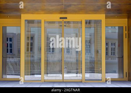 Portes coulissantes automatiques entrée dorée à l'immeuble de bureaux moderne Banque D'Images
