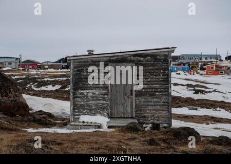 Hangar en bois sur la plage Red Boat à Apex, Nunavut, Canada Banque D'Images