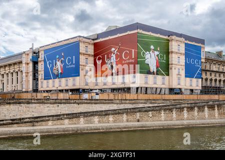 Panneaux publicitaires Gucci mettant en vedette la joueuse de tennis italienne Jannik Sinner sur les échafaudages des travaux de rénovation d'un bâtiment à Paris, France Banque D'Images