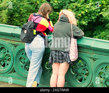 Glasgow, Écosse, Royaume-Uni. 10 juillet 2024 : Météo britannique : ensoleillé et nuageux dans la ville comme les habitants et les touristes erraient dans l'extrémité ouest de la ville. Les filles sur le pont kelvin au-dessus de la rivière kelvin. Crédit Gerard Ferry/Alamy Live News Banque D'Images