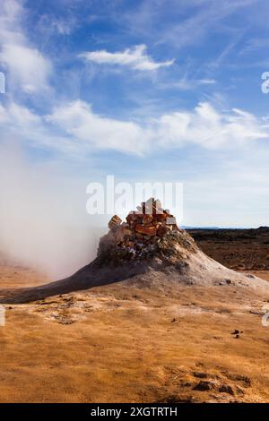 Paysages volcaniques avec des pots de boue bouillante, fumerolles fumantes, cristaux de soufre et sources de houts à l'est du lac Myvatn Banque D'Images