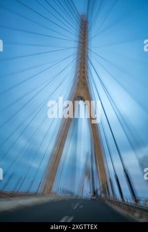 Vue floue du pont international de Guadiana reliant l'Espagne et le Portugal, capturée depuis une voiture en mouvement. Banque D'Images