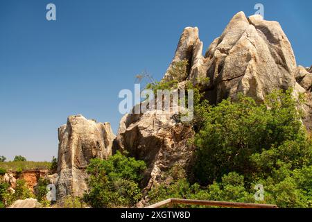 Beau paysage des formations karstiques à Monumento Natural Cerro del Hierro dans la Sierra Norte de Sevilla, Espagne, mettant en valeur la géologie unique et l Banque D'Images