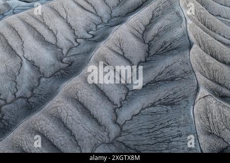 Superbe photo aérienne capturant les motifs complexes et texturés du terrain érodé de Hanksville, Utah, mettant en valeur l'art de la nature dans des tons de terre Banque D'Images