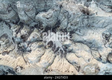 Une prise de vue aérienne détaillée capturant les modèles complexes d'érosion des Badlands de Bisti les textures naturelles et les couleurs contrastées mettent en valeur le pr géologique Banque D'Images