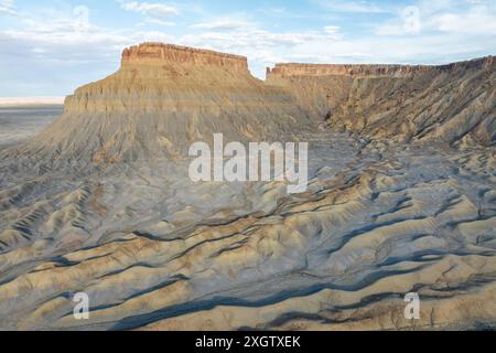 Photographie aérienne captivante capturant le paysage unique et vallonné de Hanksville, Utah. Cette image met en valeur le terrain texturé et géologique Banque D'Images