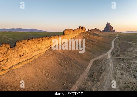 Vue aérienne de la formation rocheuse de Shiprock au coucher du soleil au Nouveau-Mexique, États-Unis. Banque D'Images