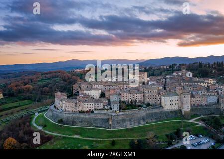 Cette image capture la vue aérienne époustouflante d'Anghiari, une ville médiévale emblématique nichée dans les paysages luxuriants de la Toscane, en Italie, entourée de rouleaux Banque D'Images
