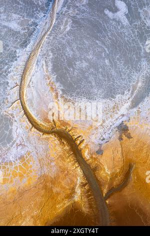 La photo aérienne captivante capture les textures et les couleurs uniques de la rivière toxique Rio Tinto qui coule à travers le paysage espagnol un aperçu artistique de n Banque D'Images