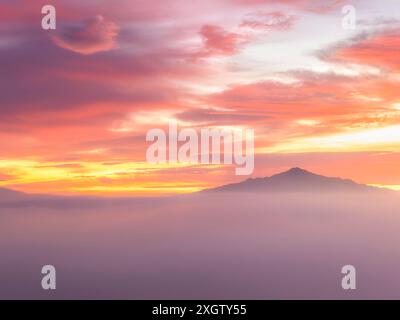 Un magnifique lever de soleil sur les sommets brumeux de la Pedriza, qui fait partie de la chaîne Guadarrama à Madrid, Un cadre pittoresque pour les amoureux de la nature et du paysage Banque D'Images