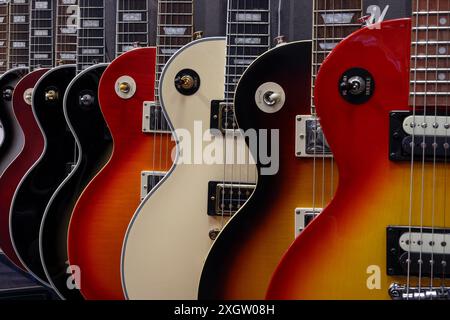 Indianapolis - 7 juillet 2024 : exposition de guitare les Paul dans un magasin de musique. Les guitares les Paul sont polyvalentes pour de nombreux styles de musique du Jazz au Blues en passant par le Rock Banque D'Images