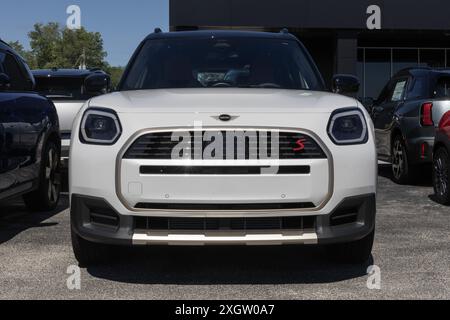 Indianapolis - 30 juin 2024 : affichage Mini Cooper Countryman S ALL4. Mini propose la Countryman avec un moteur 4 cylindres turbo de 241 CH 2,0 l. MY:2 Banque D'Images