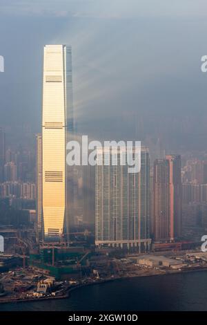 Hong Kong - 21 janvier 2018 : Centre du commerce international au coucher du soleil. Banque D'Images