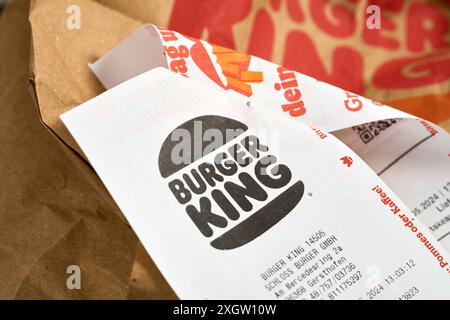 Augsburg, Bavière, Allemagne - 30 mai 2024 : réception d'une commande de service de livraison Burger King *** Kassenbon einer Burger King Lieferdienst Bestellung Banque D'Images