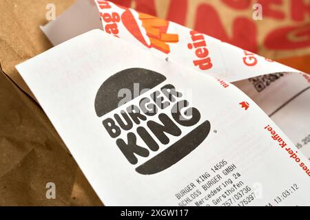 Augsburg, Bavière, Allemagne - 30 mai 2024 : réception d'une commande de service de livraison Burger King *** Kassenbon einer Burger King Lieferdienst Bestellung Banque D'Images