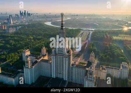 L'université d'état de Moscou et Moscou city centre d'affaires au lever du soleil. Ville dans le brouillard. La Russie. Vue aérienne. Banque D'Images