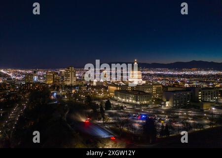 SALT LAKE CITY, États-Unis - 30 JANVIER 2021 : illuminé le bâtiment du Capitole de l'État de l'Utah au crépuscule du soir en hiver. Capitol Hill. Utah, États-Unis. Vue aérienne. B Banque D'Images
