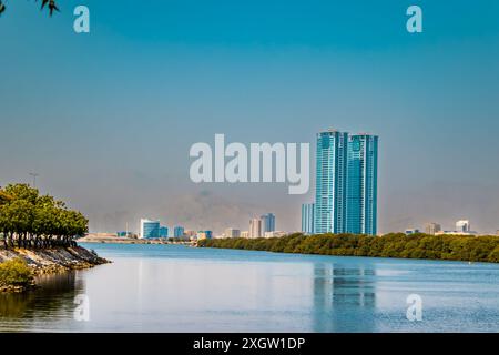 Remblai de la ville de Donetsk le long de la rivière Kalmius. Les bâtiments à plusieurs étages s'élèvent. Un pont traverse la rivière reliant une partie de la ville. Photo de haute qualité Banque D'Images