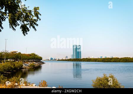 Remblai de la ville de Donetsk le long de la rivière Kalmius. Les bâtiments à plusieurs étages s'élèvent. Un pont traverse la rivière reliant une partie de la ville. Photo de haute qualité Banque D'Images