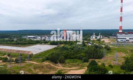 Photographie par drone de centrale à biomasse dans les banlieues de la ville pendant la journée ensoleillée d'été Banque D'Images