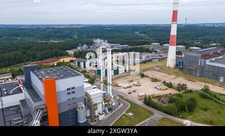 Photographie par drone de centrale à biomasse dans les banlieues de la ville pendant la journée ensoleillée d'été Banque D'Images