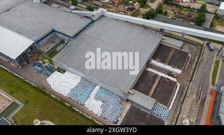 Photographie par drone de centrale à biomasse dans les banlieues de la ville pendant la journée ensoleillée d'été Banque D'Images