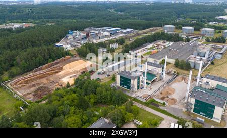 Photographie par drone de centrale à biomasse dans les banlieues de la ville pendant la journée ensoleillée d'été Banque D'Images