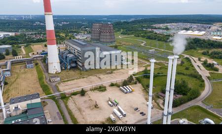 Photographie par drone de centrale à biomasse dans les banlieues de la ville pendant la journée ensoleillée d'été Banque D'Images