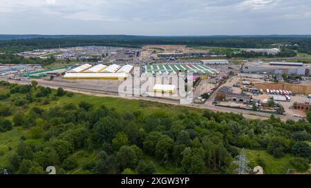 Photographie par drone de centrale à biomasse dans les banlieues de la ville pendant la journée ensoleillée d'été Banque D'Images