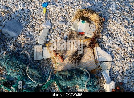 Conception Poséidon à partir d'engins de pêche mis au rebut, y compris des boîtes à poissons et des filets en polystyrène, collectés sur les plages des Sporades, mer Égée, Grèce Banque D'Images