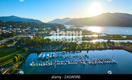 Vue aérienne de la marina animée au bord du lac à Golden Hour Banque D'Images