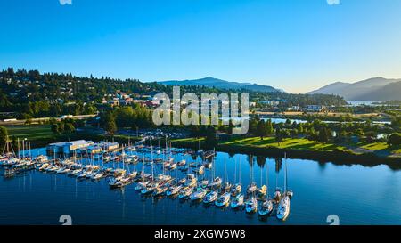 Lever de soleil aérien au-dessus de la marina et du paysage urbain de Hood River Banque D'Images