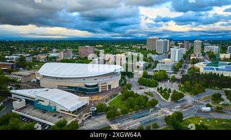 Vue aérienne du centre-ville de Portland avec Moda Center et paysage urbain Banque D'Images