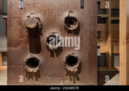 Impact de projectiles / obus sur la plaque d'essai pour déterminer la qualité de l'acier pour les tourelles à Fort van Liezele, WW1 Museum à Puurs-Sint-Amands, Belgique Banque D'Images