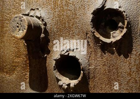 Impact de projectiles / obus sur la plaque d'essai pour déterminer la qualité de l'acier pour les tourelles à Fort van Liezele, WW1 Museum à Puurs-Sint-Amands, Belgique Banque D'Images