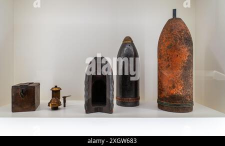 Obus d'artillerie, fusées et projectile sectionné exposés dans le musée de Fort van Liezele près de Puurs-Sint-Amands, province d'Anvers, Belgique Banque D'Images