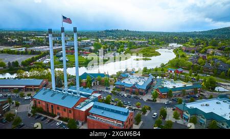 Vue aérienne d'Old Mill District Bend Oregon avec drapeaux et voie navigable Banque D'Images