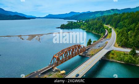 Vol aérien au-dessus du pont de Wind River et des montagnes luxuriantes Banque D'Images