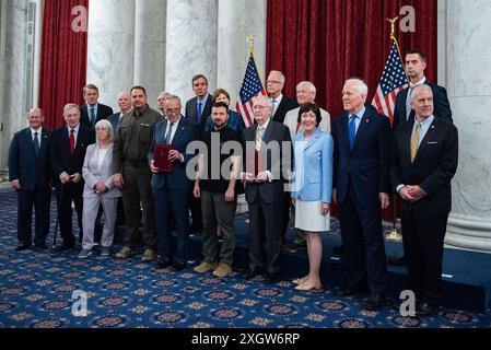 Washington, États-Unis. 10 juillet 2024. Le président ukrainien Volodymyr Zelenskyy remet des médailles de l'ordre du mérite au chef de la majorité au Sénat Chuck Schumer (démocrate de New York) et au chef de la minorité au Sénat des États-Unis Mitch McConnell (républicain du Kentucky) dans le bâtiment du Sénat Russell à Washington, DC, le mercredi 10 juillet 2024. (Photo de Annabelle Gordon/Sipa USA) crédit : Sipa USA/Alamy Live News Banque D'Images