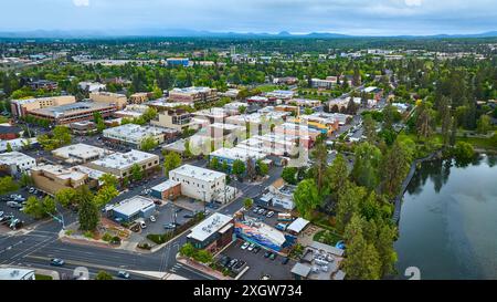 Vue aérienne des paysages urbains et naturels animés de Bend Oregon Banque D'Images
