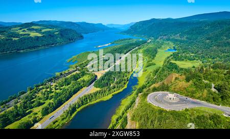 Vue aérienne de Winding River et du lac parmi Rolling Hills Banque D'Images