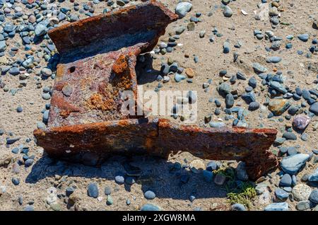 Morceau de poutre métallique rouillé trouvé sur la plage Banque D'Images